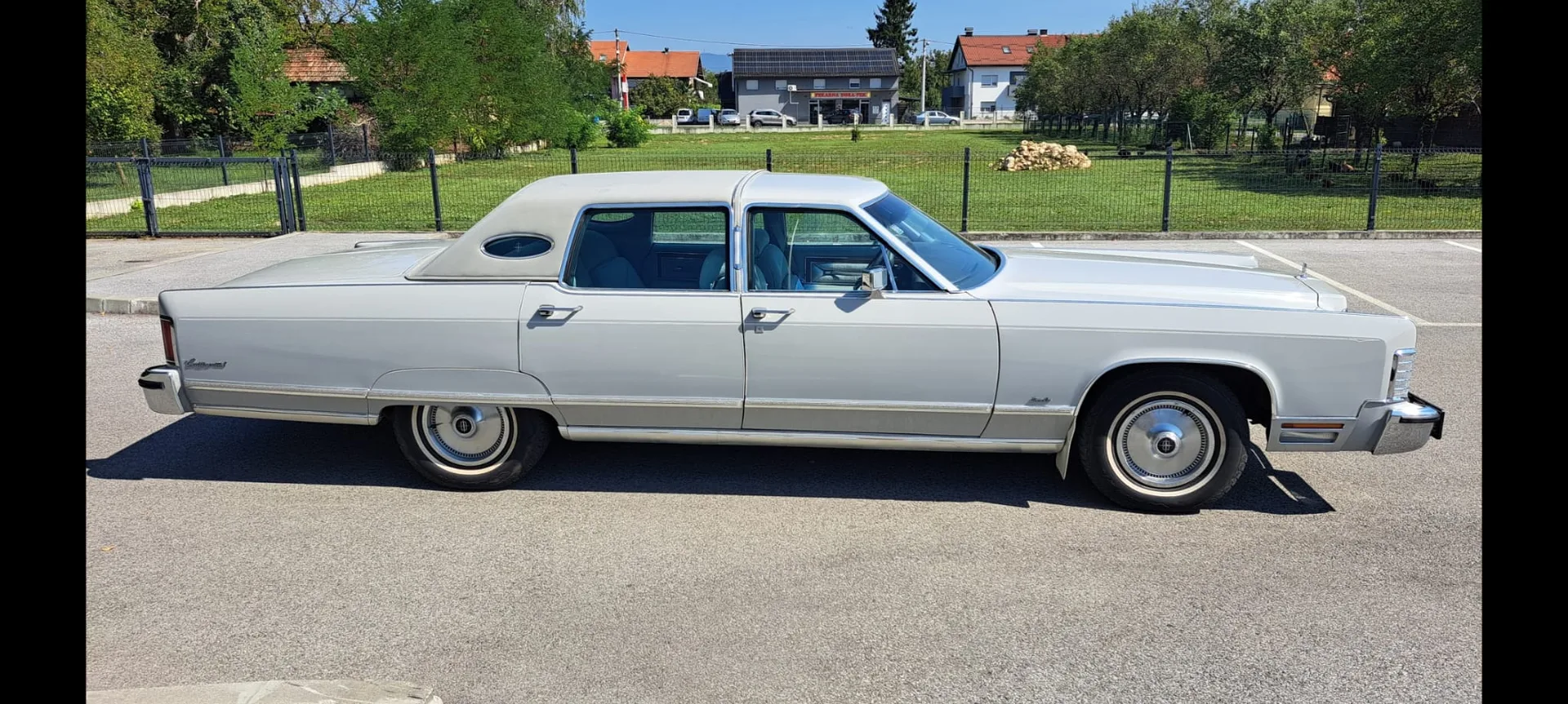 Lincoln Continental (White)