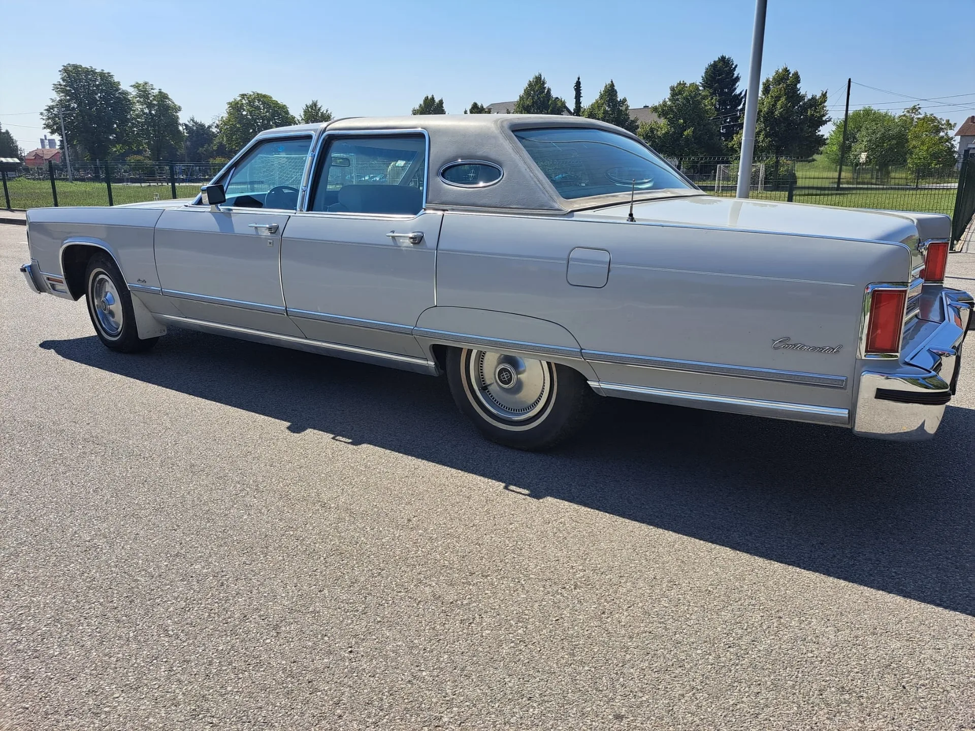 Lincoln Continental (White)