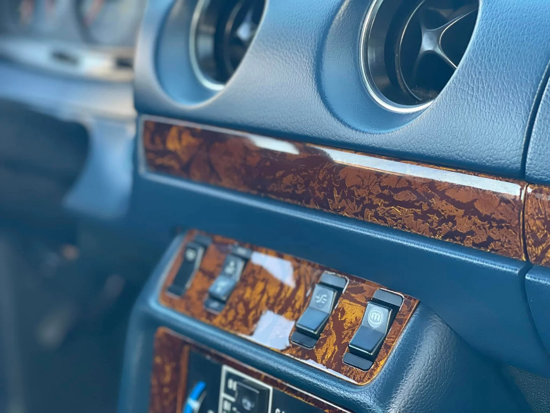 Mercedes-Benz C123 280 CE photo 2