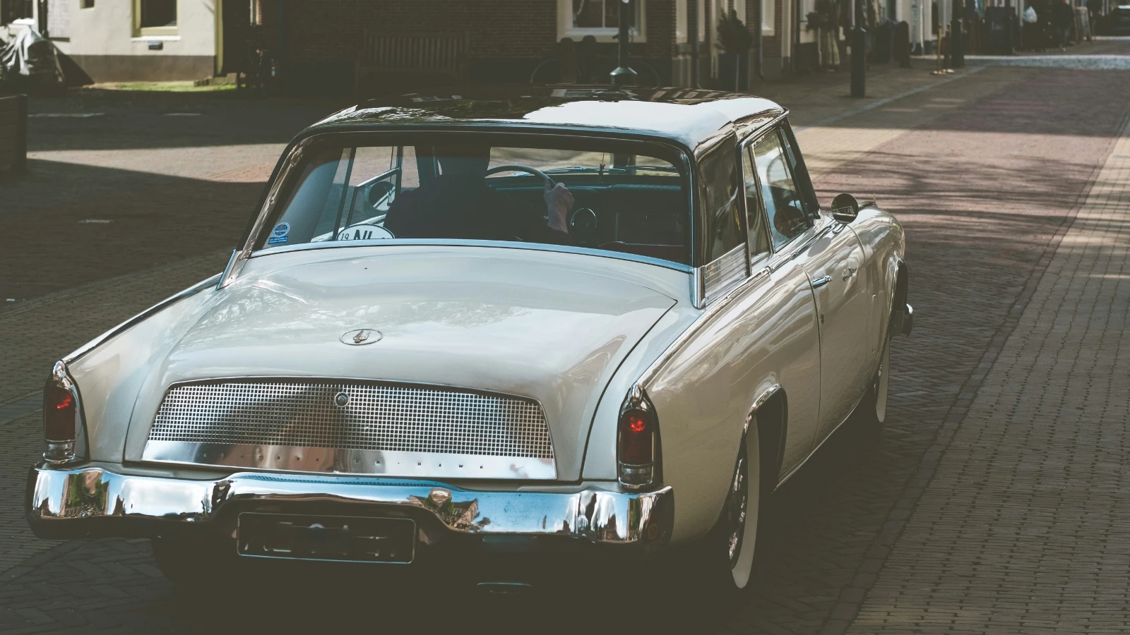 Klasični automobil ukrašen za svadbenu svečanost