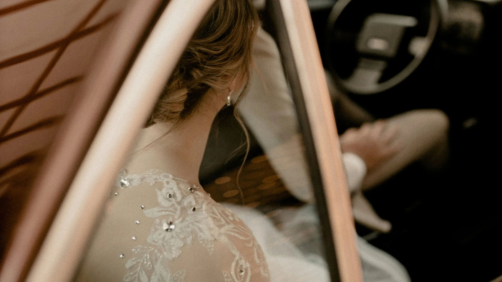 Mladenci ispred oldtimer vozila — vjenčani najam